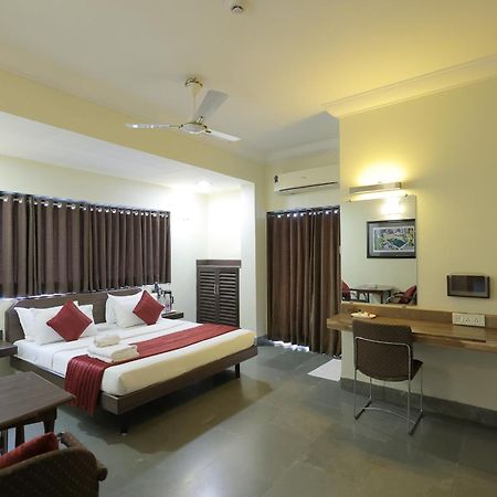 Hotel Hospice سورات المظهر الخارجي الصورة