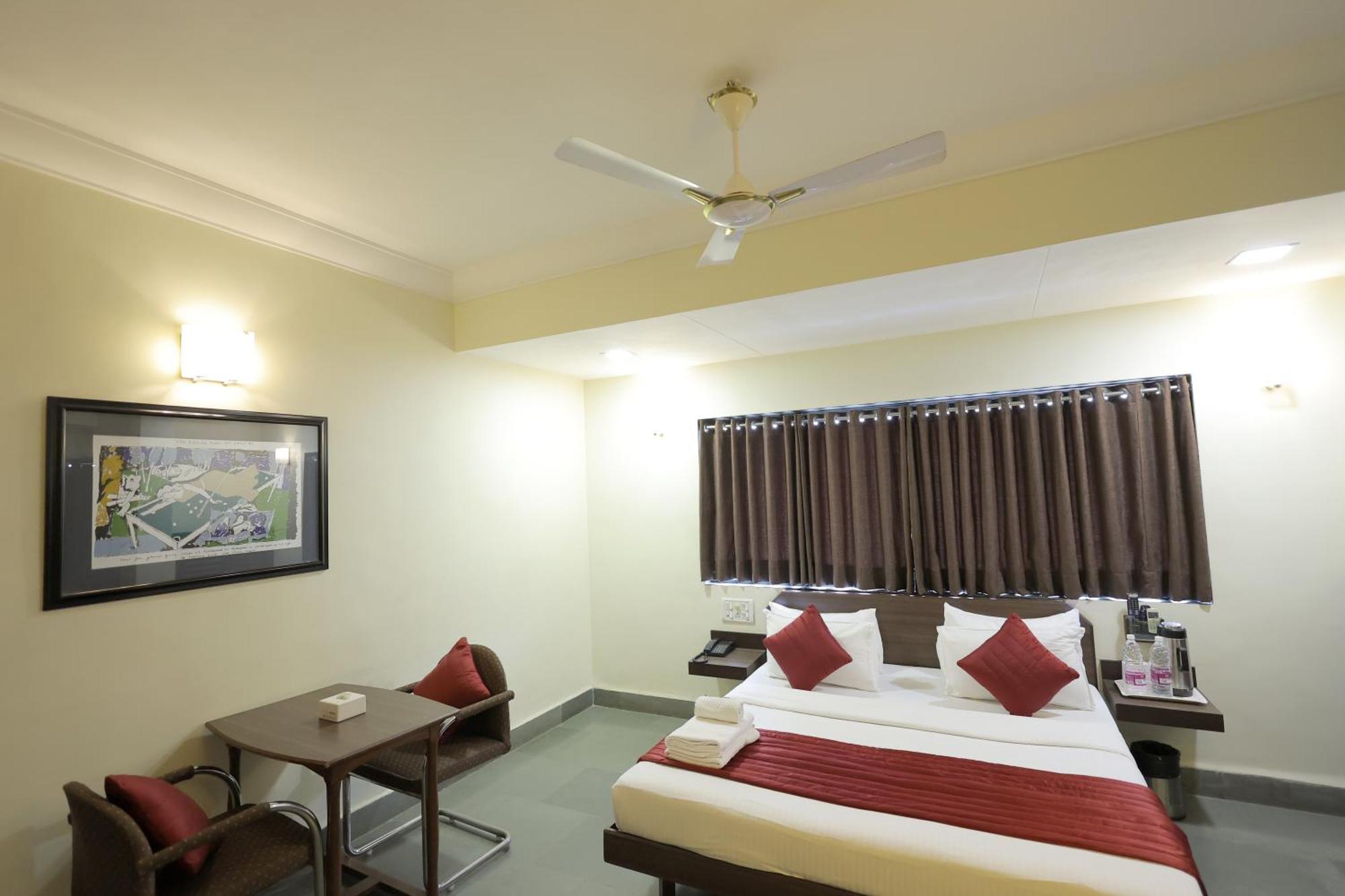 Hotel Hospice سورات المظهر الخارجي الصورة