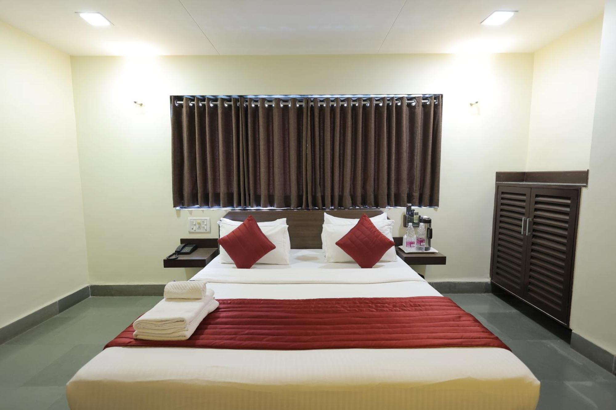 Hotel Hospice سورات المظهر الخارجي الصورة