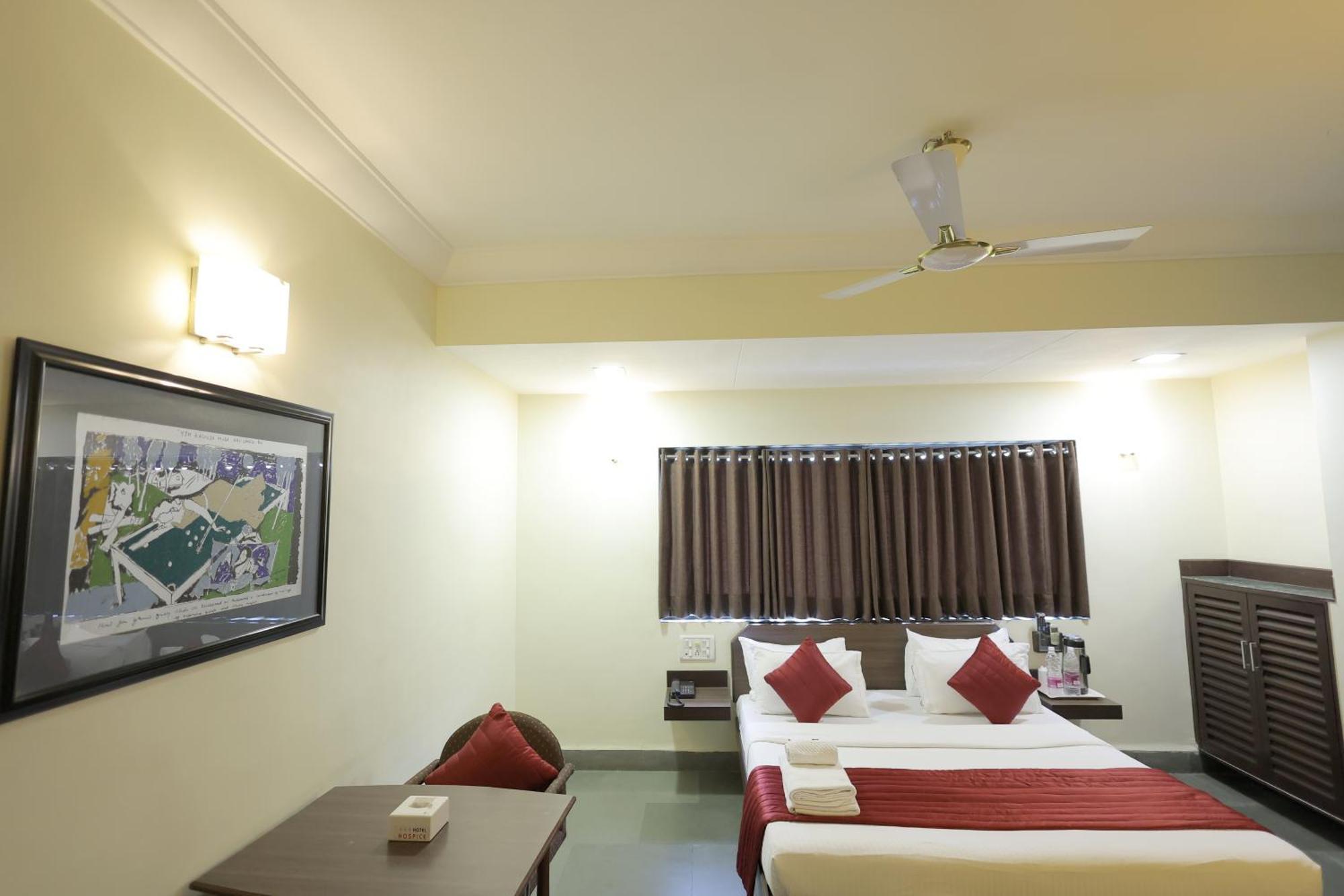 Hotel Hospice سورات المظهر الخارجي الصورة