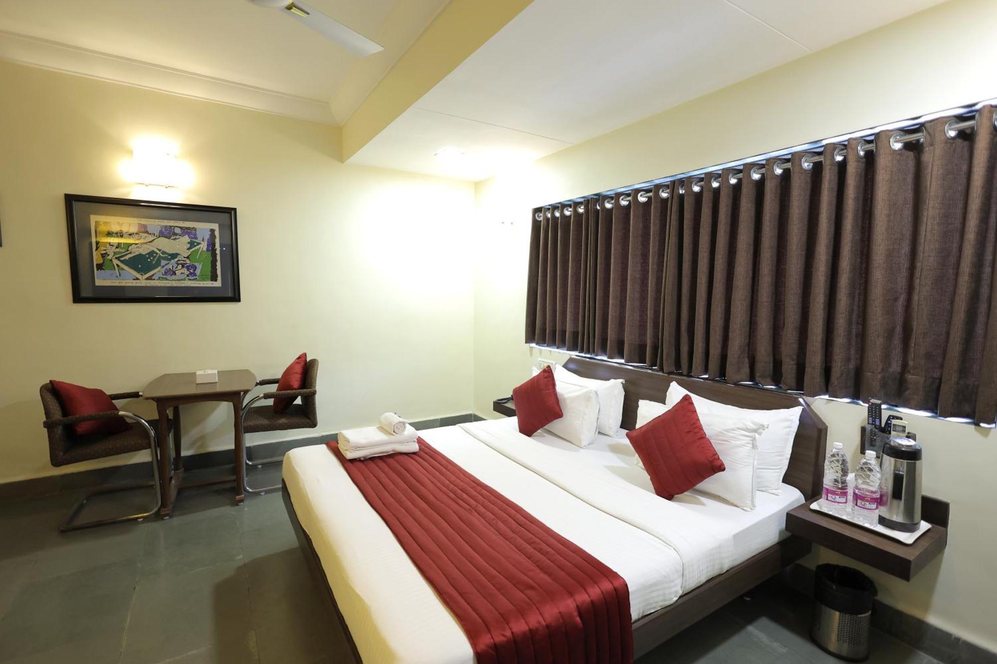 Hotel Hospice سورات المظهر الخارجي الصورة