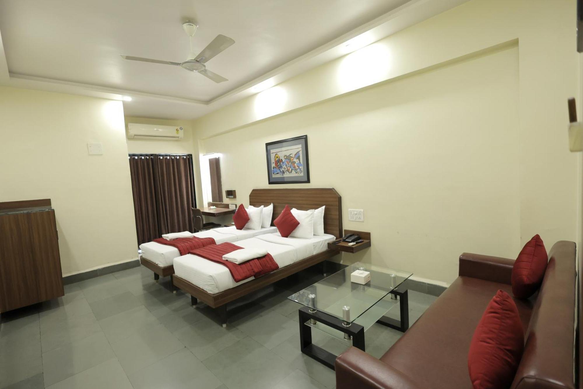 Hotel Hospice سورات المظهر الخارجي الصورة