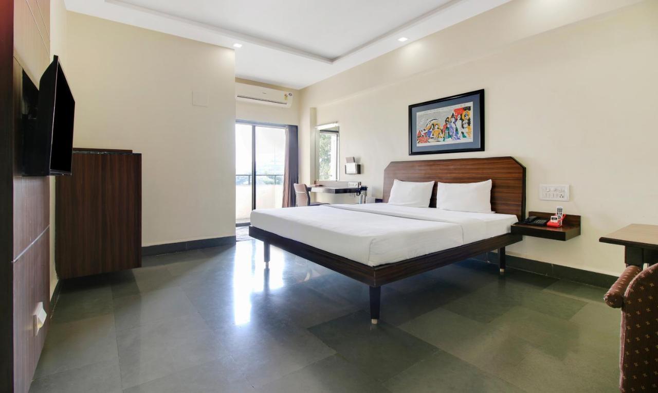 Hotel Hospice سورات المظهر الخارجي الصورة